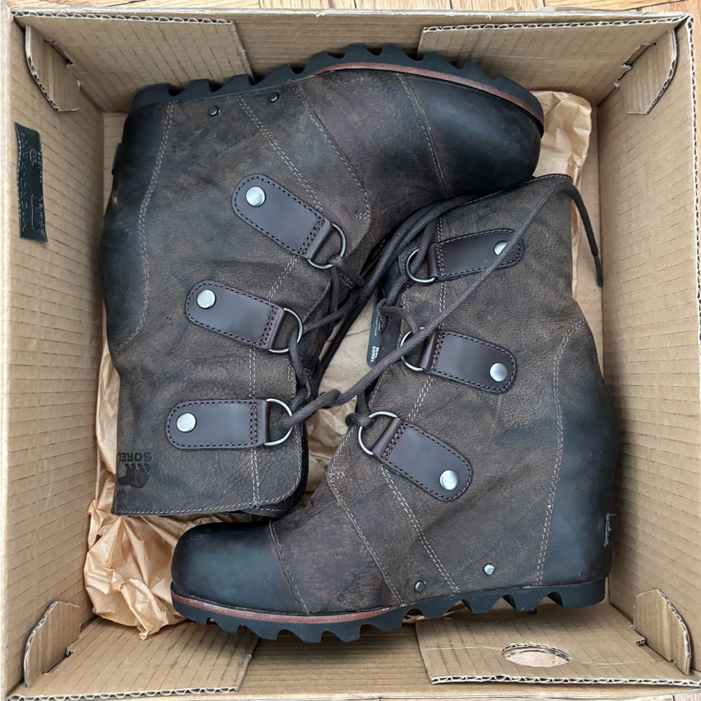 Sorel Joan of Arctic Wedge Mid. Grill/Black. Size W 7. Never worn.